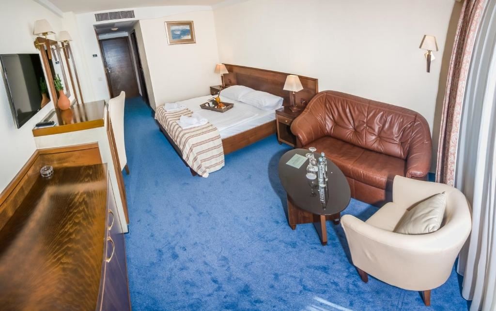 rooms-familyroom-seaview-balcony