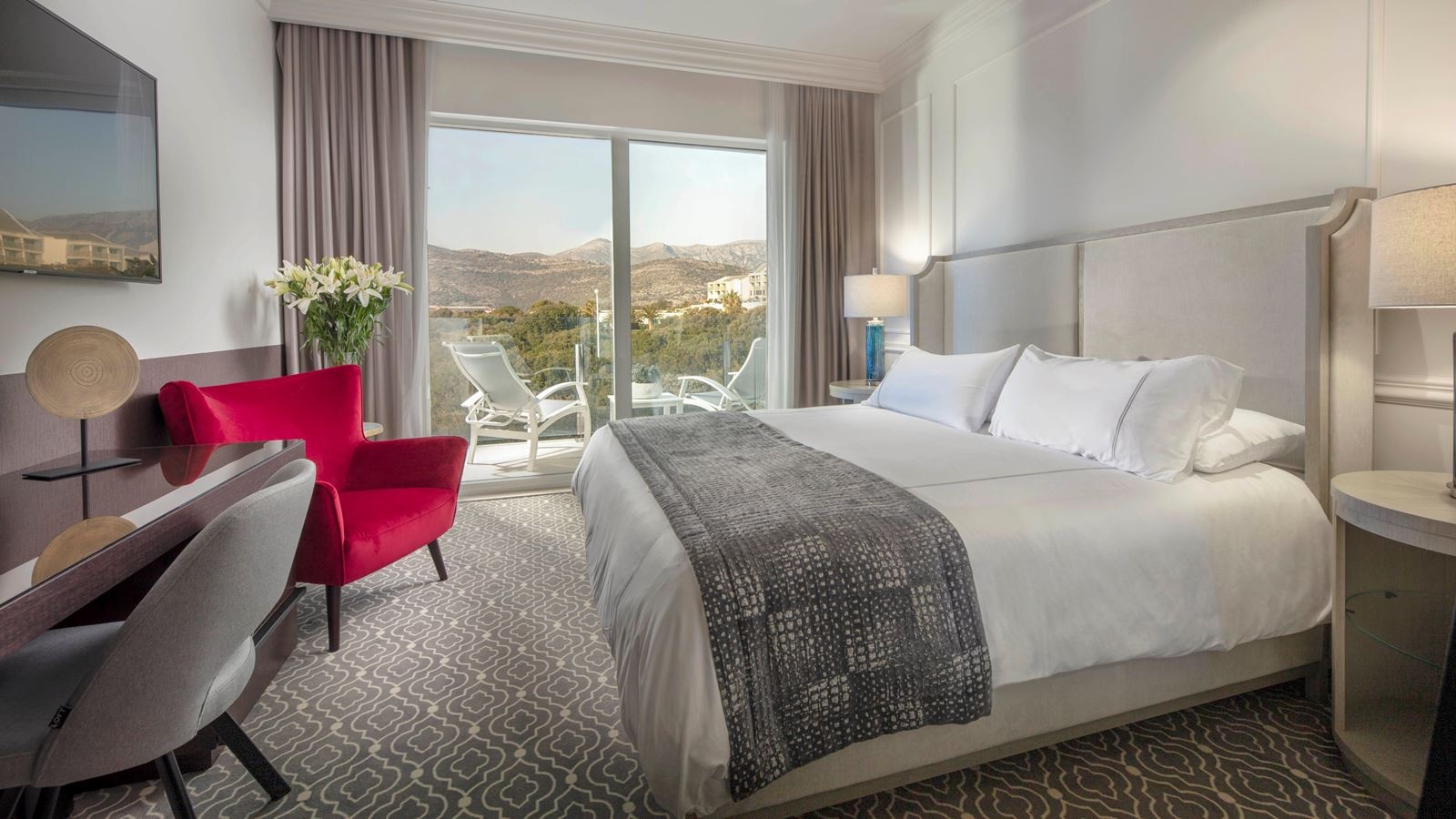 rooms-luxury-room-balcony