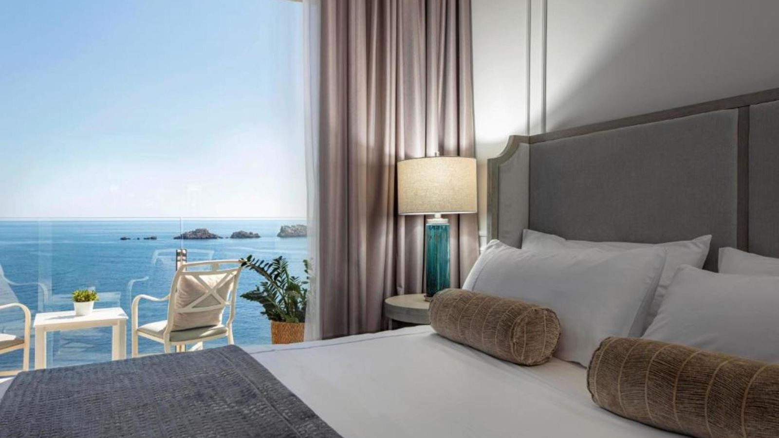 rooms-executive-room-seaview-balcony