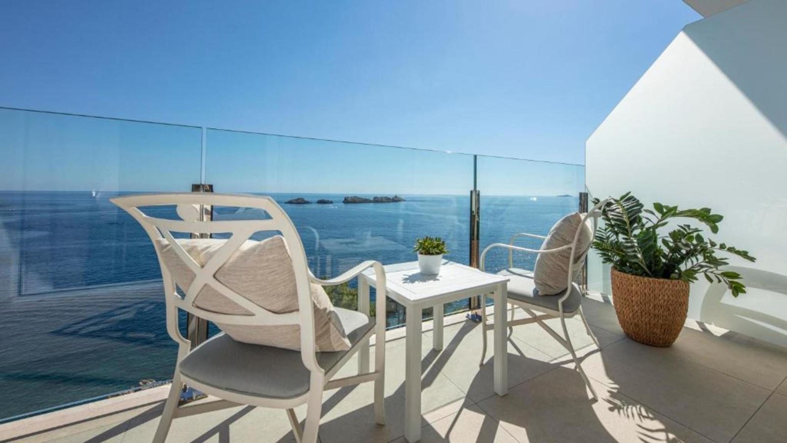 rooms-executive-room-seaview-balcony