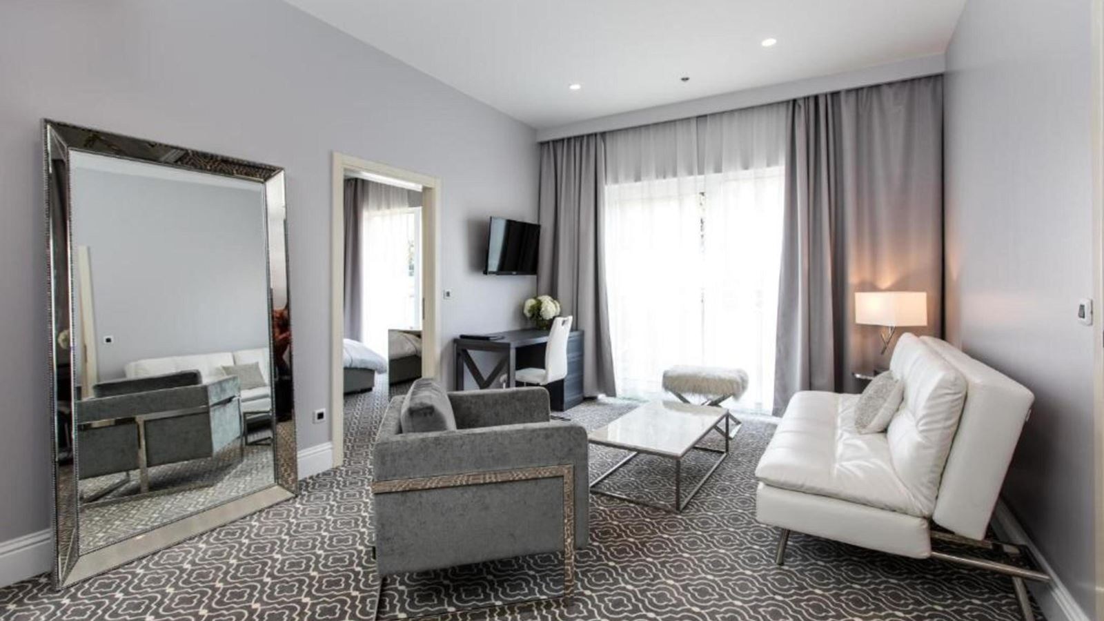 rooms-luxury-suite-balcony