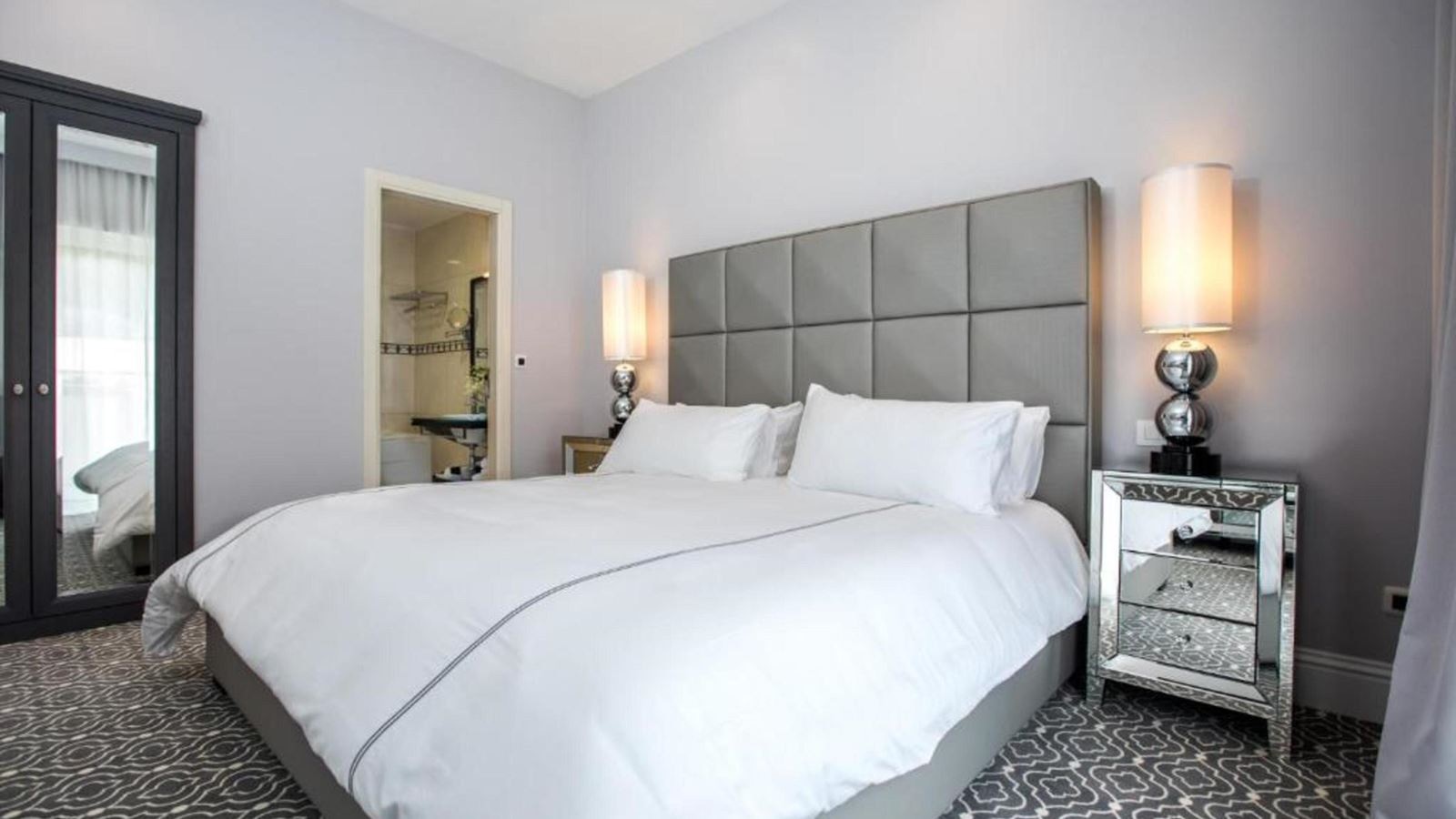 rooms-luxury-suite-balcony