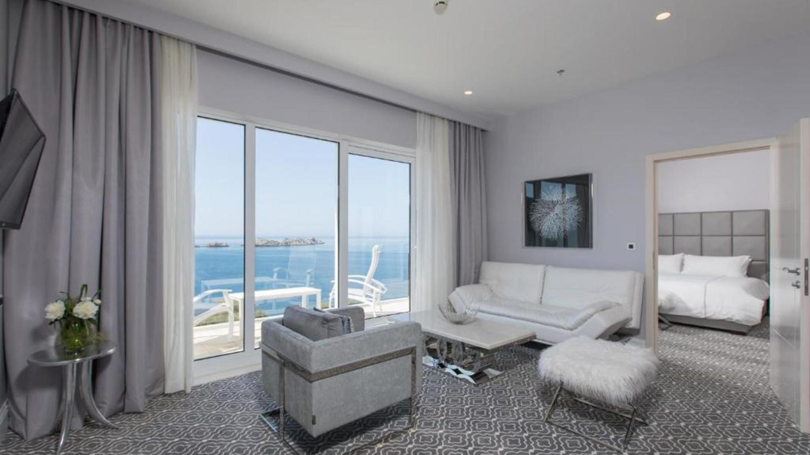rooms-luxury-suite-seaview-balcony