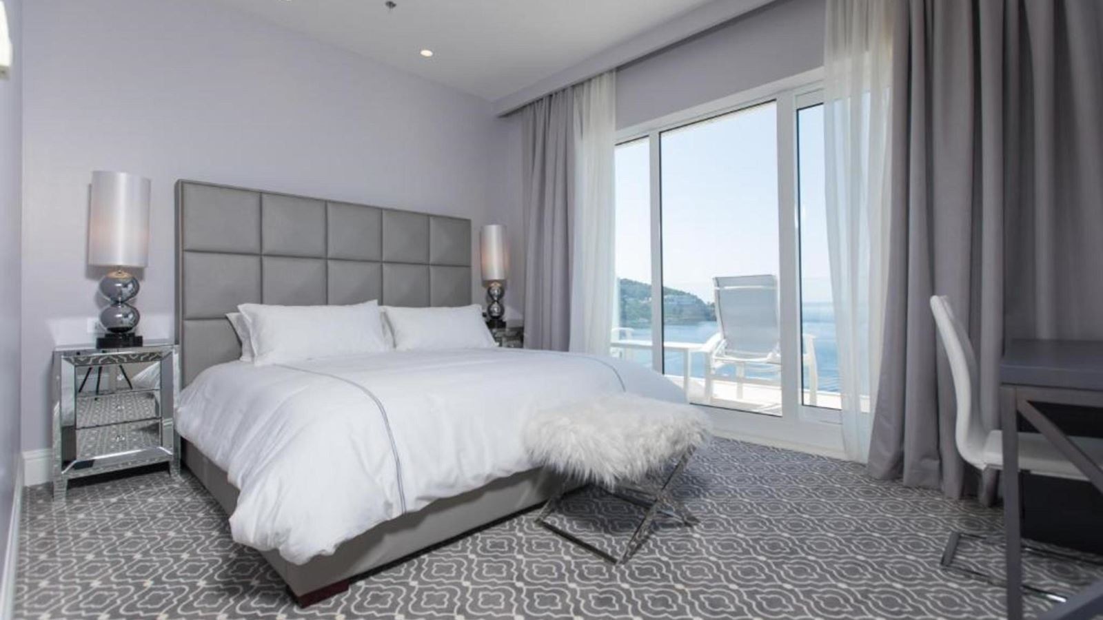 rooms-luxury-suite-seaview-balcony