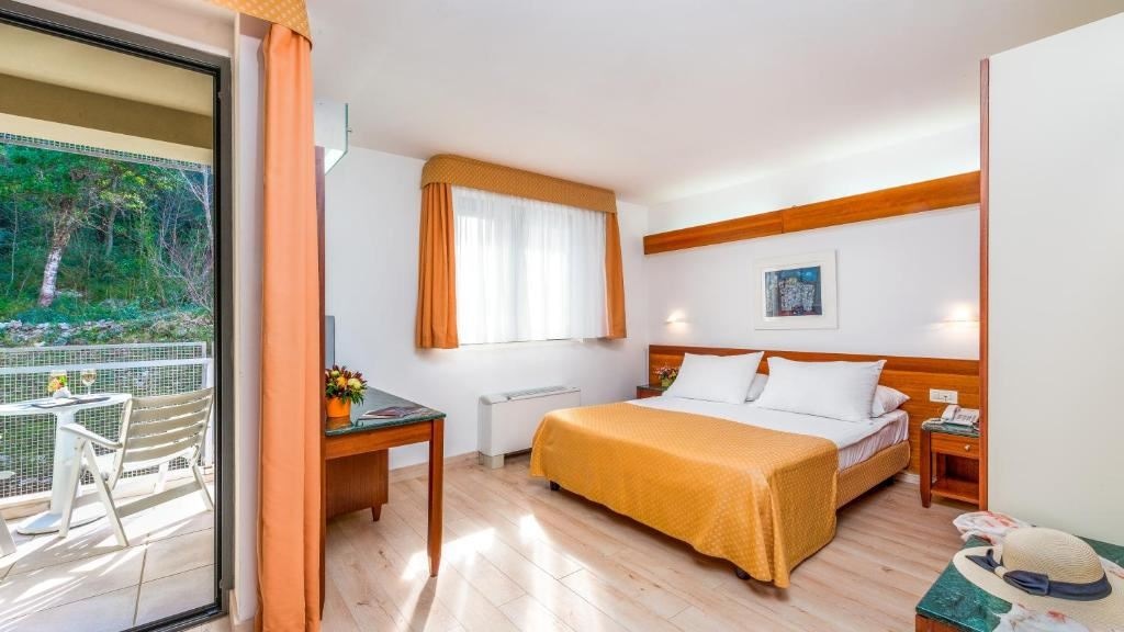 rooms-double-standard-room-park-view-balcony