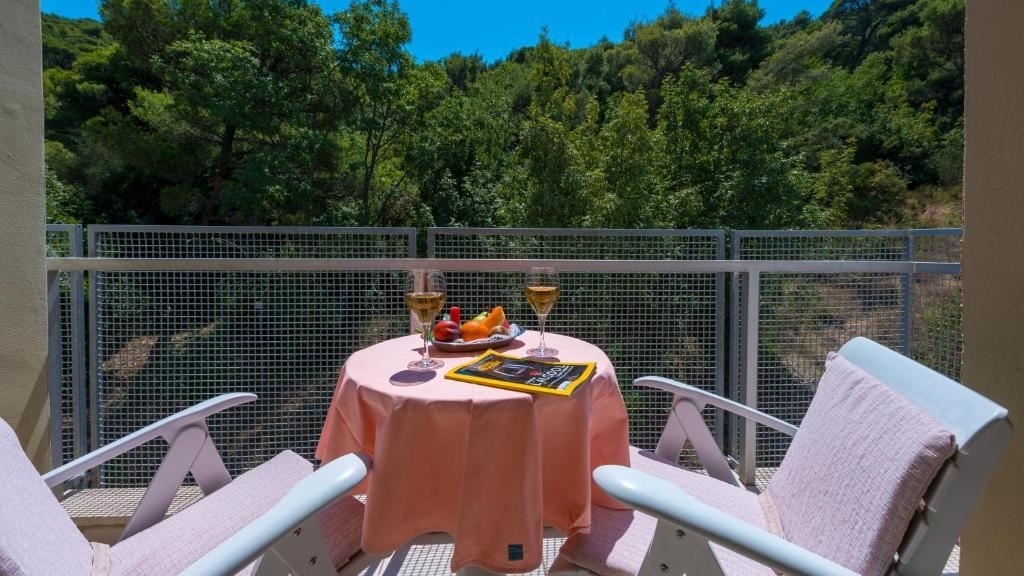 rooms-double-standard-room-park-view-balcony