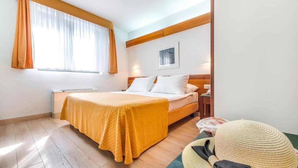 rooms-double-standard-room-park-view-balcony