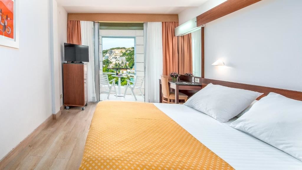 rooms-double-standard-room-seaview-balcony