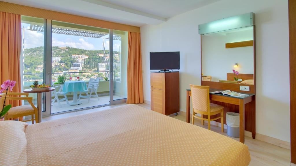 rooms-double-standard-room-seaview-balcony