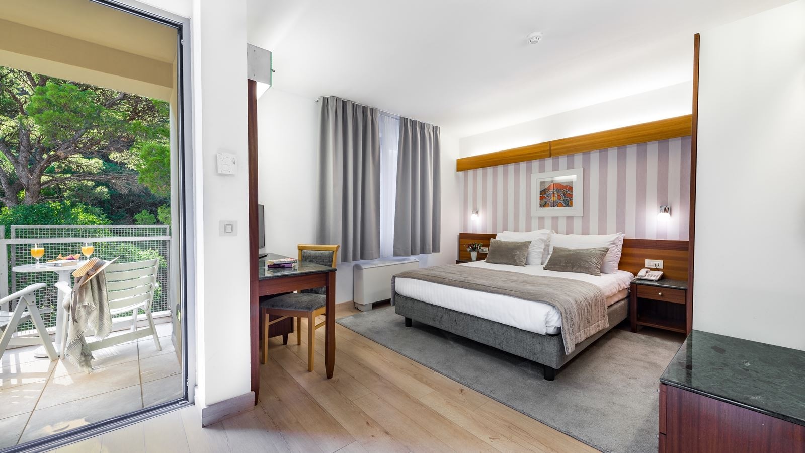 rooms-double-standard-room-park-view-balcony