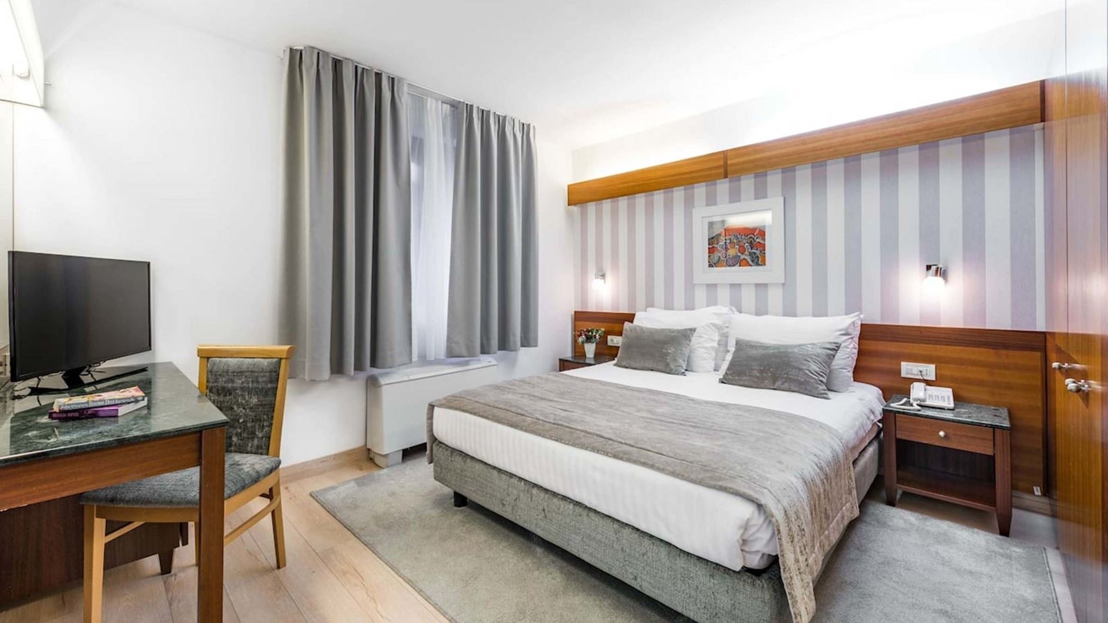 rooms-double-standard-room-park-view-balcony