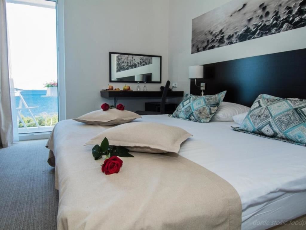 rooms-double-classic-room-seaview-balcony