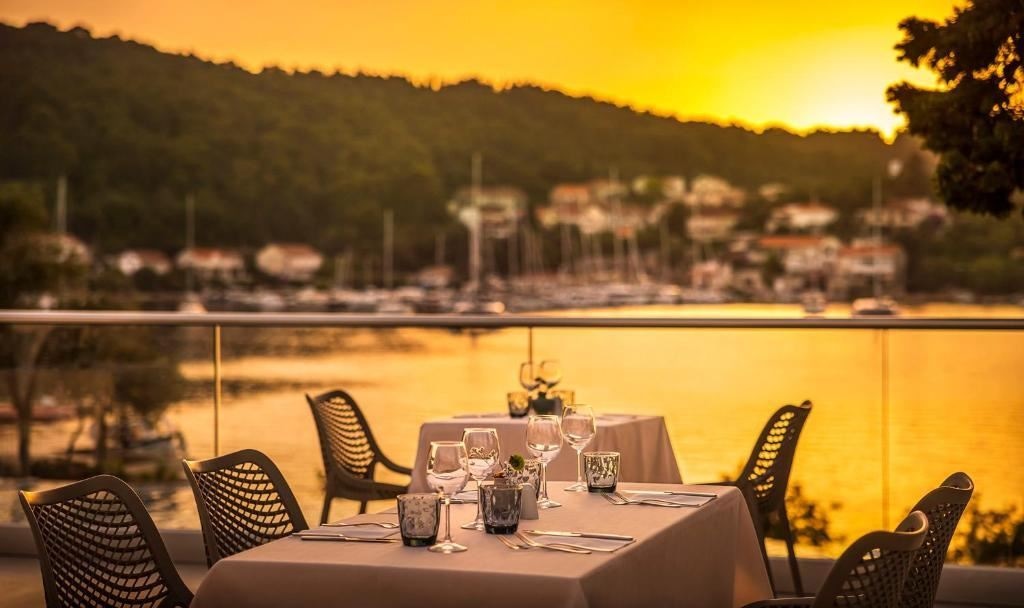 restaurants-main-building