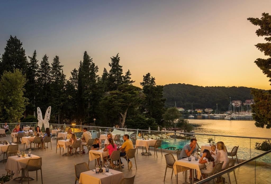 restaurants-main-building