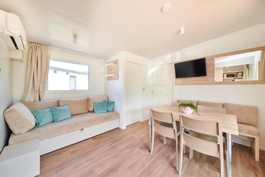 rooms-2-bedroom-superior-mobilehome-2-bathrooms