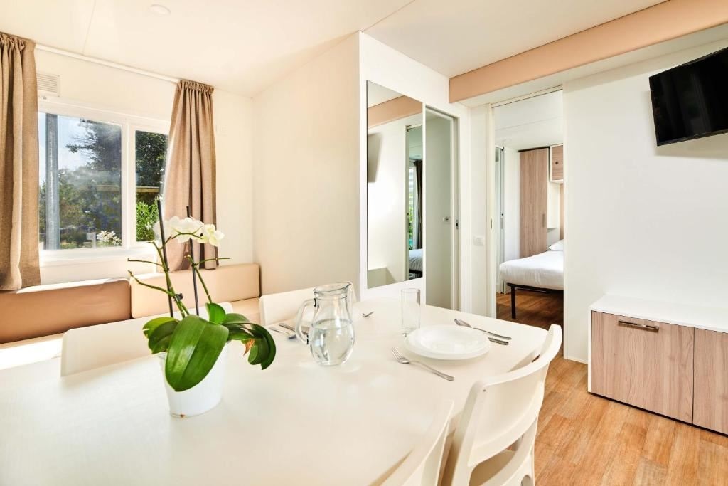 rooms-2-bedroom-superior-mobilehome-2-bathrooms