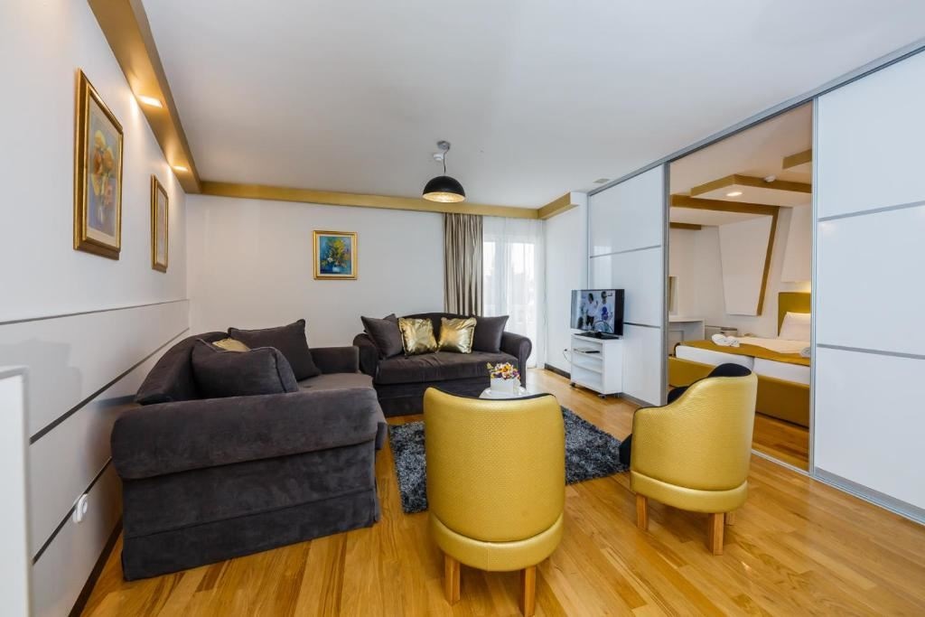 rooms-apartment-balcony-or-terrace