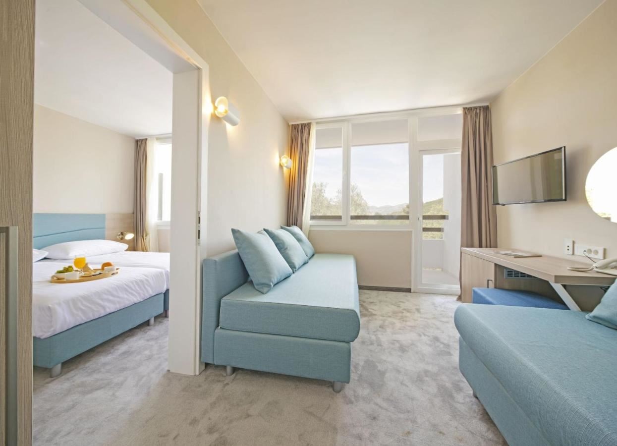 rooms-2-bedroom-standard-apartment-balcony