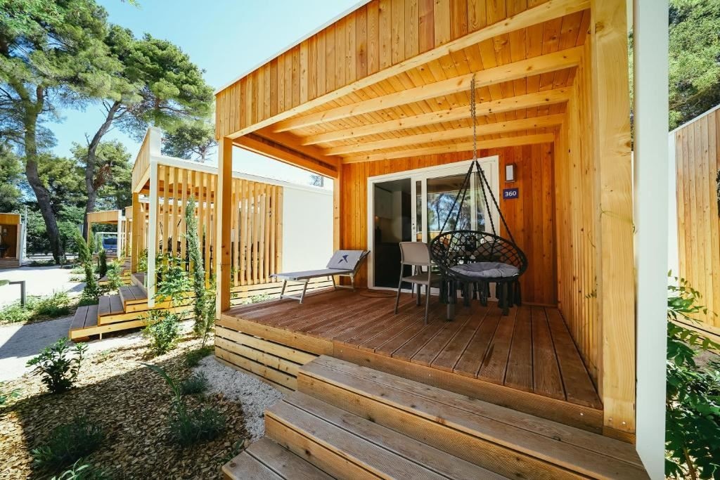 rooms-2-bedroom-mobilehome-terrace