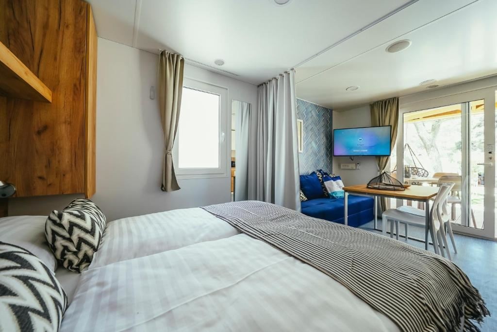 rooms-3-bedroom-mobilehome-terrace