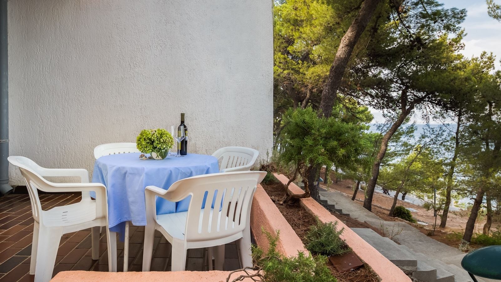 rooms-1-bedroom-comfort-apartment-seaside-balcony-or-terrace