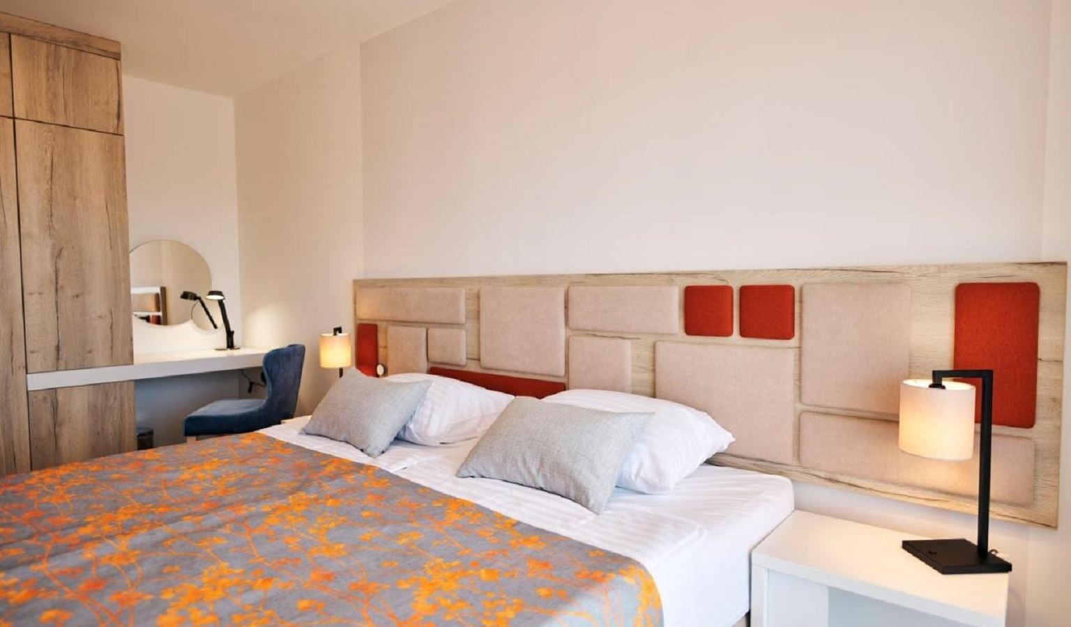 rooms-1-bedroom-apartment-balcony