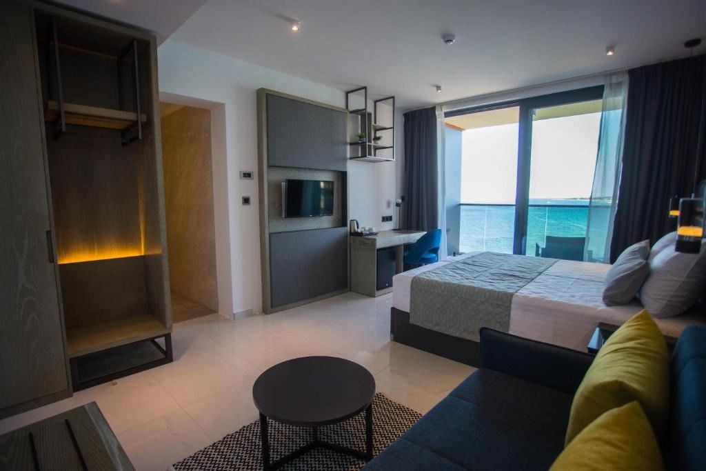 rooms-superior-upper-floor-room-seaview-balcony