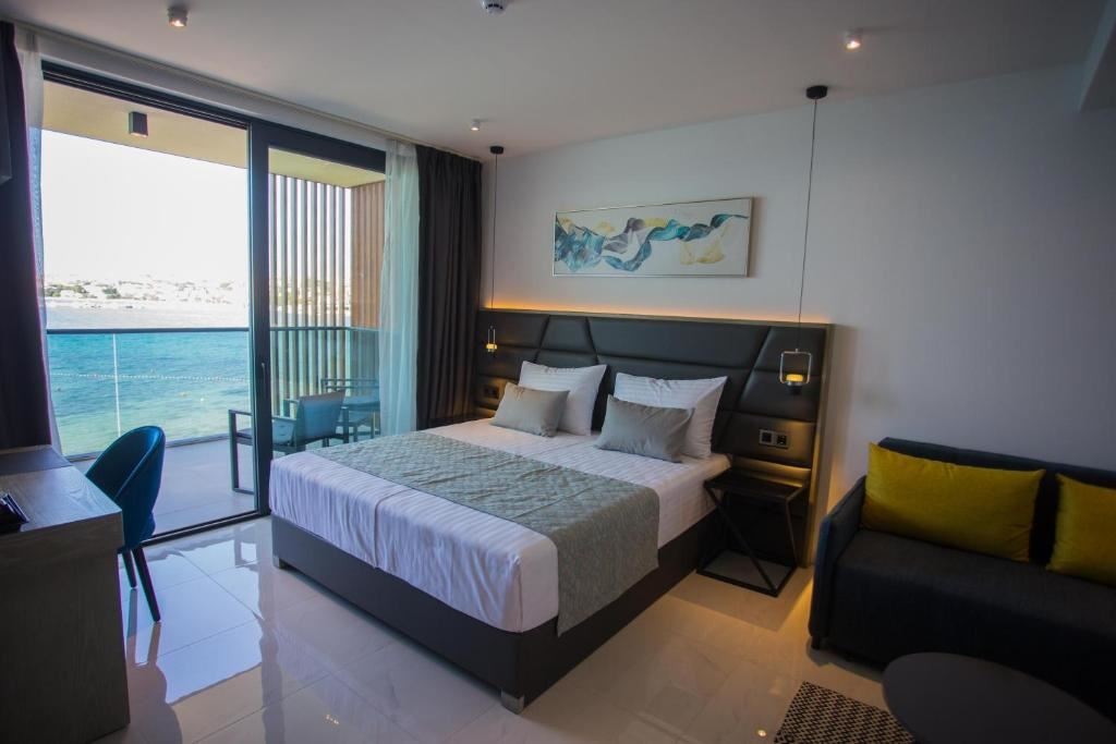 rooms-superior-upper-floor-room-seaview-balcony