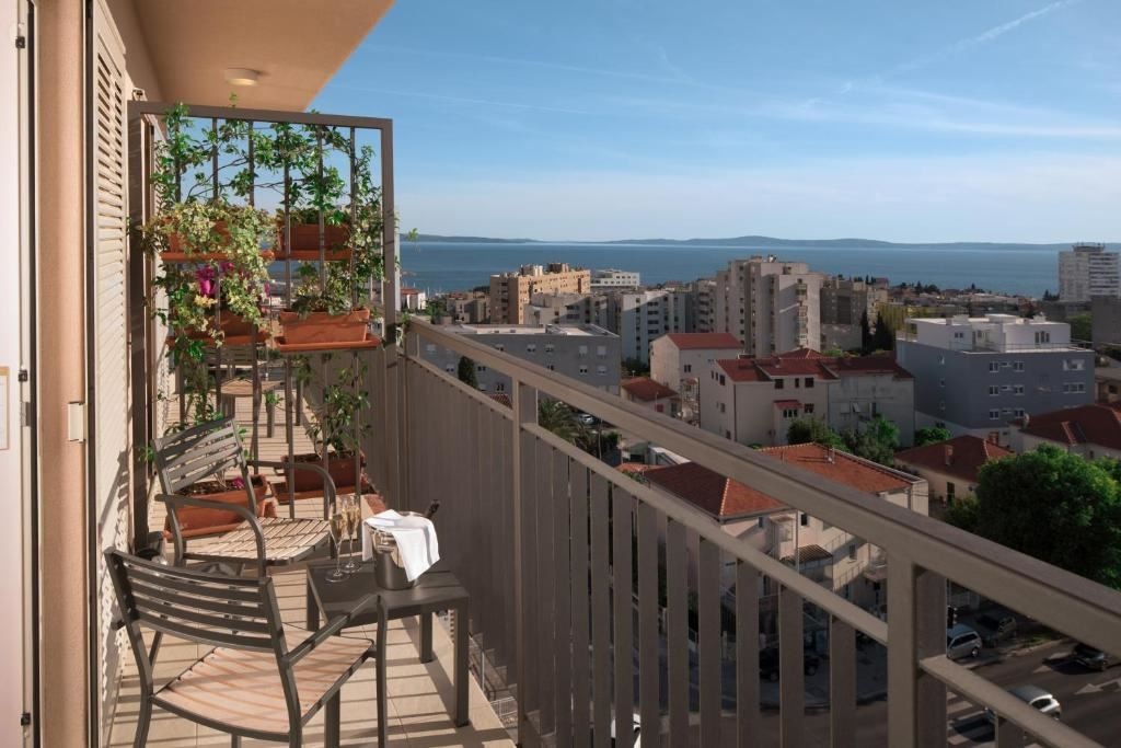 rooms-superior-room-seaview-balcony