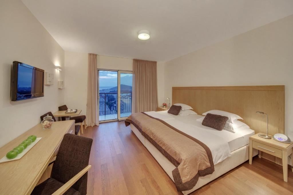 rooms-superior-room-seaview-balcony