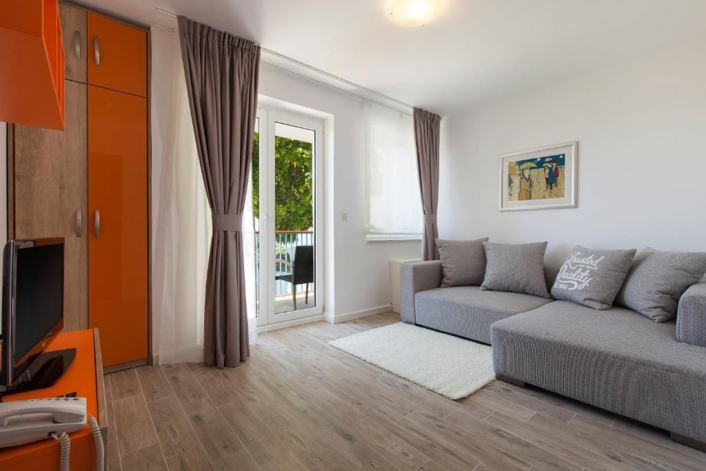 rooms-1-bedroom-apartment-balcony