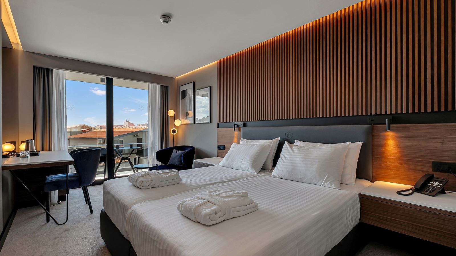 rooms-2-connectingrooms-standard-familyroom-balcony