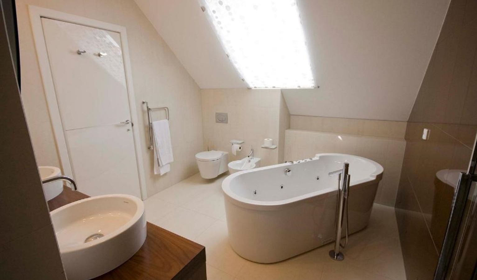 rooms-suite-cityview