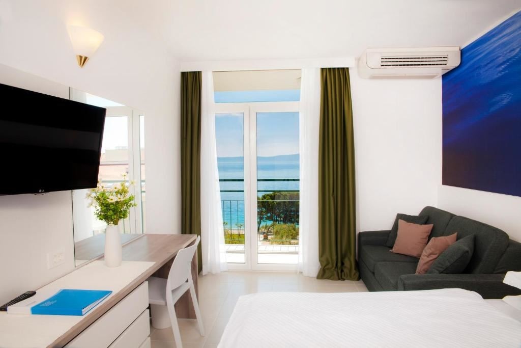 rooms-superior-room-seaside-balcony