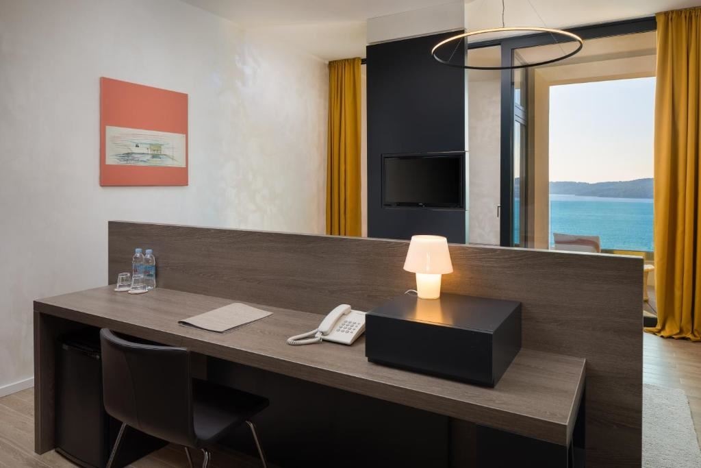 rooms-comfort-room-seaview-balcony