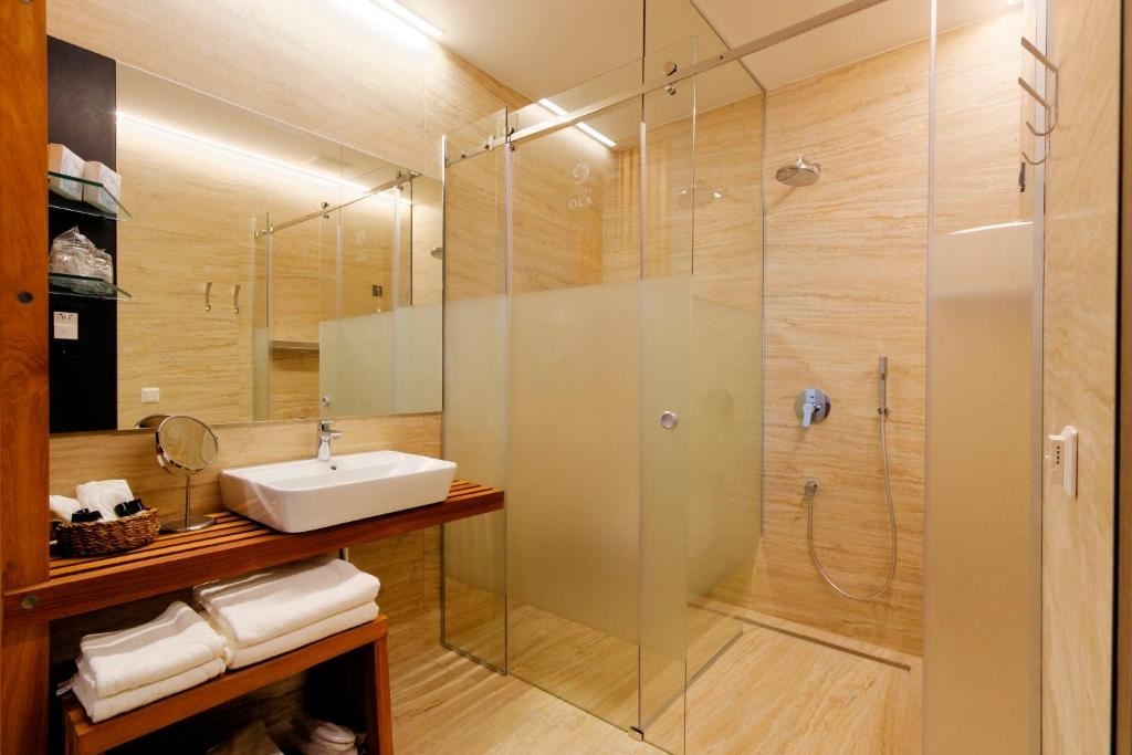 rooms-comfort-room-seaview-balcony