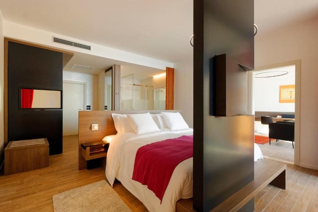 rooms-deluxe-suite-seaview-balcony