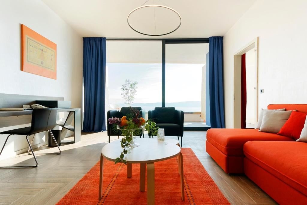 rooms-deluxe-suite-seaview-balcony