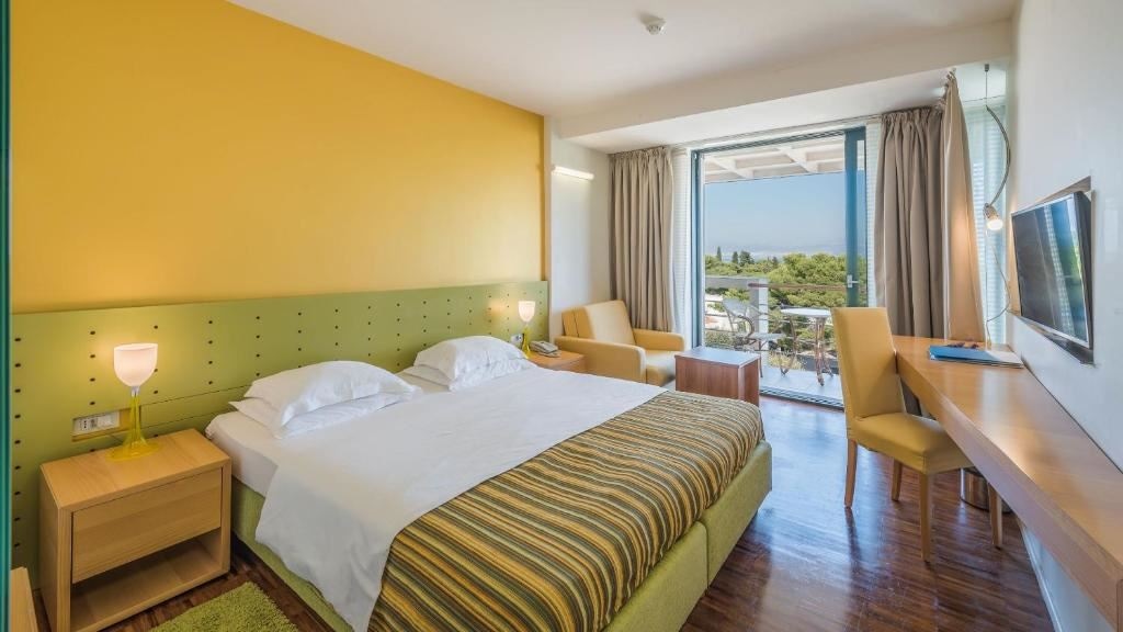 rooms-double-superior-room-seaside-balcony