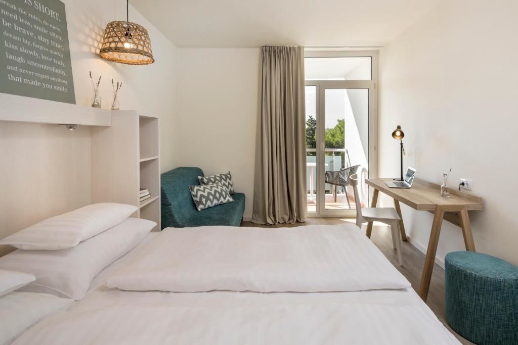 rooms-comfort-room-balcony