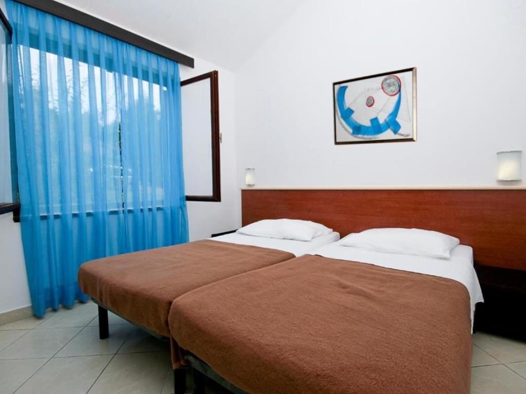 rooms-2-bedroom-standard-apartment-park-view-balcony