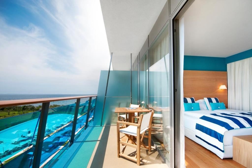 rooms-deluxe-room-sea-view-balcony
