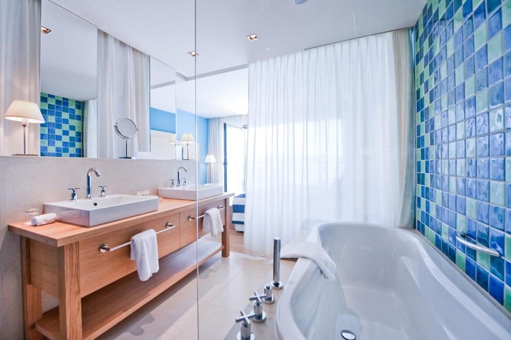 rooms-deluxe-room-sea-view-balcony