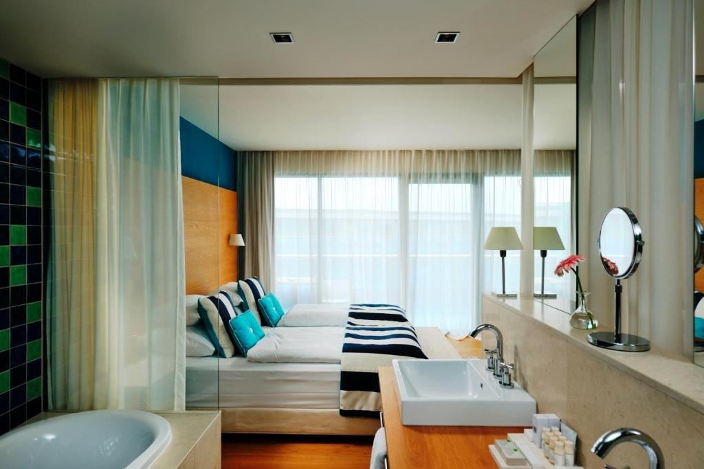 rooms-deluxe-room-sea-view-balcony