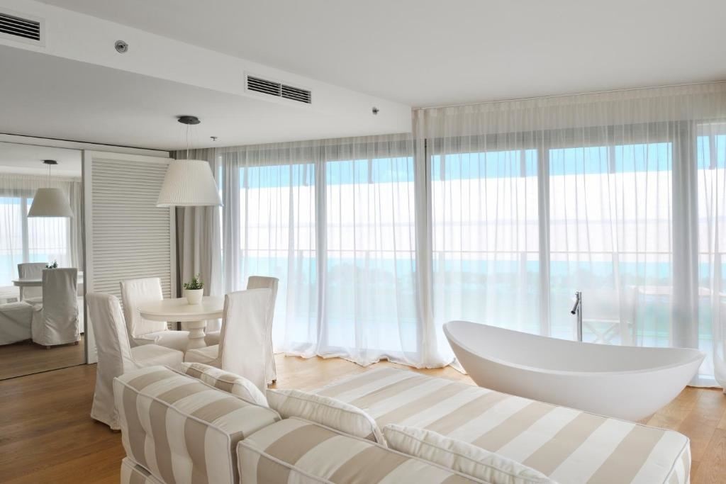 rooms-seniorsuite-seaside-balcony