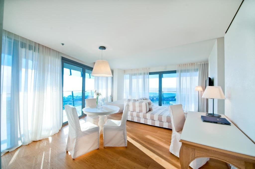 rooms-seniorsuite-seaside-balcony