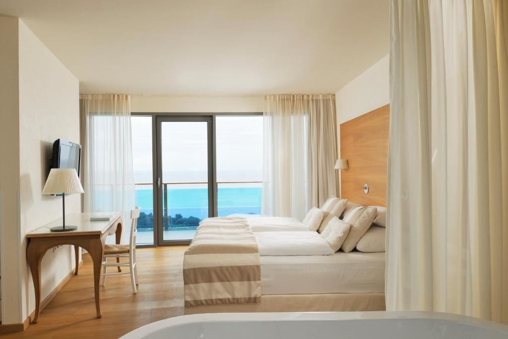 rooms-seniorsuite-seaside-balcony