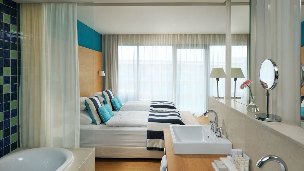 rooms-superior-room-seaside-view-balcony