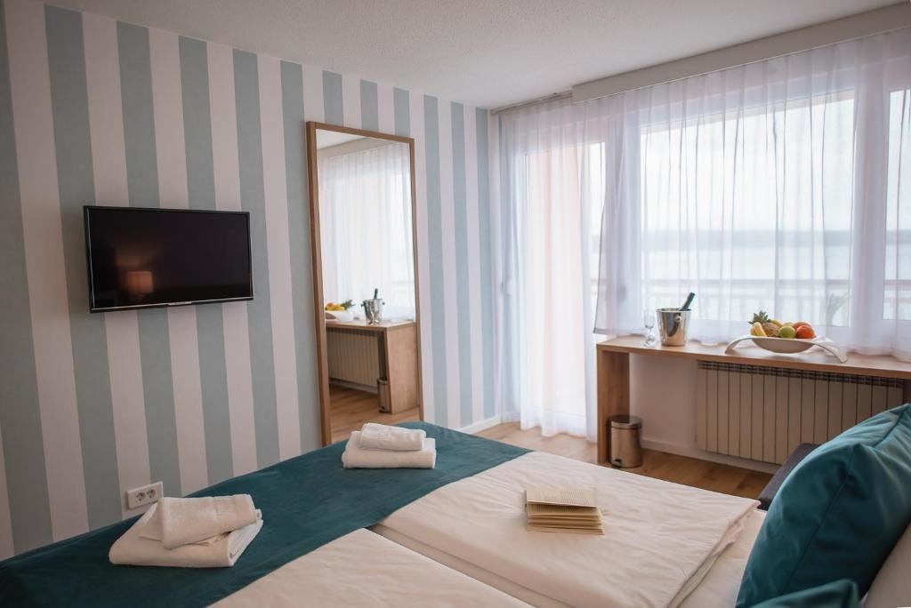 rooms-superior-room-seaview-balcony