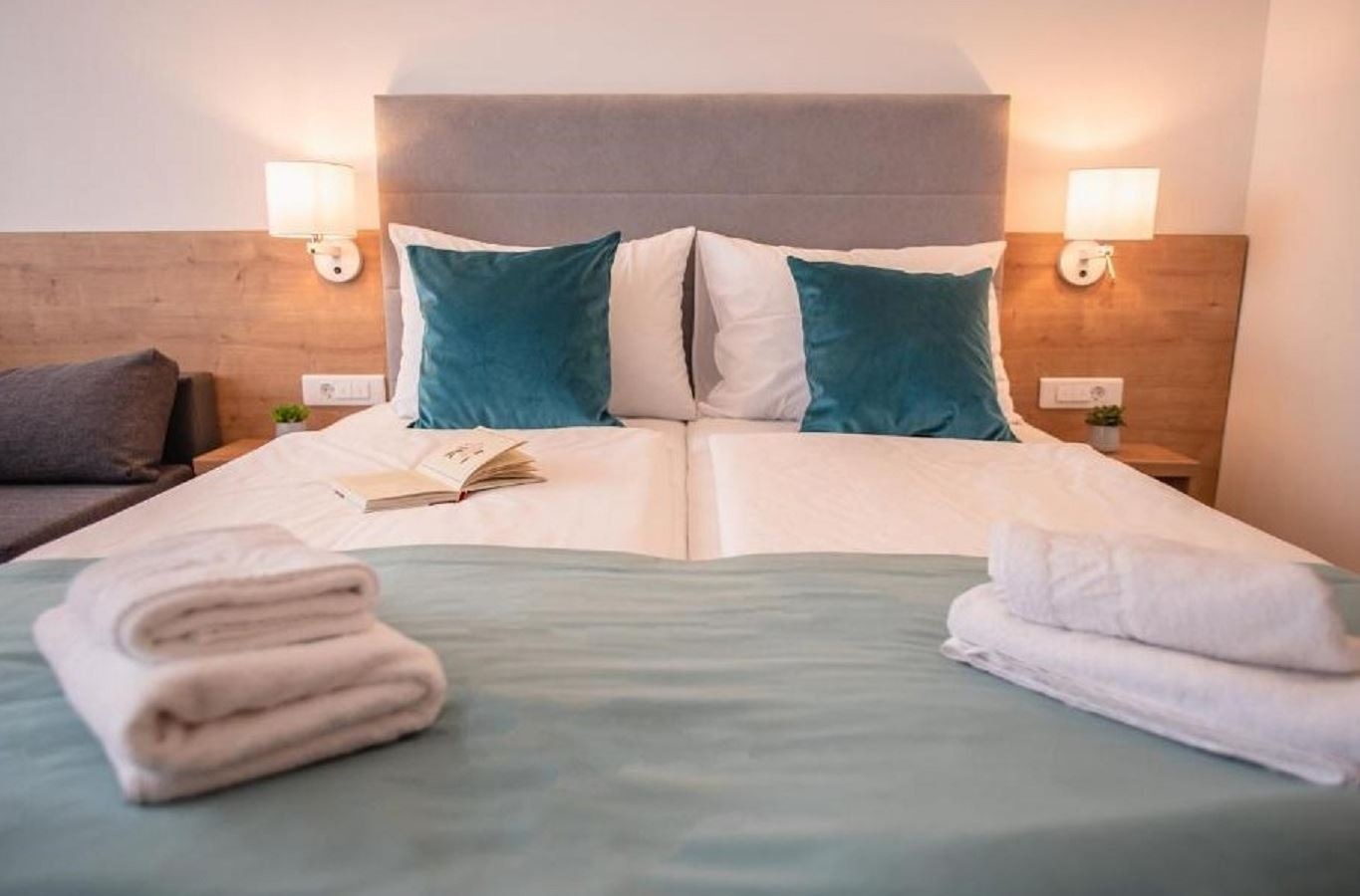 rooms-superior-room-seaview-balcony